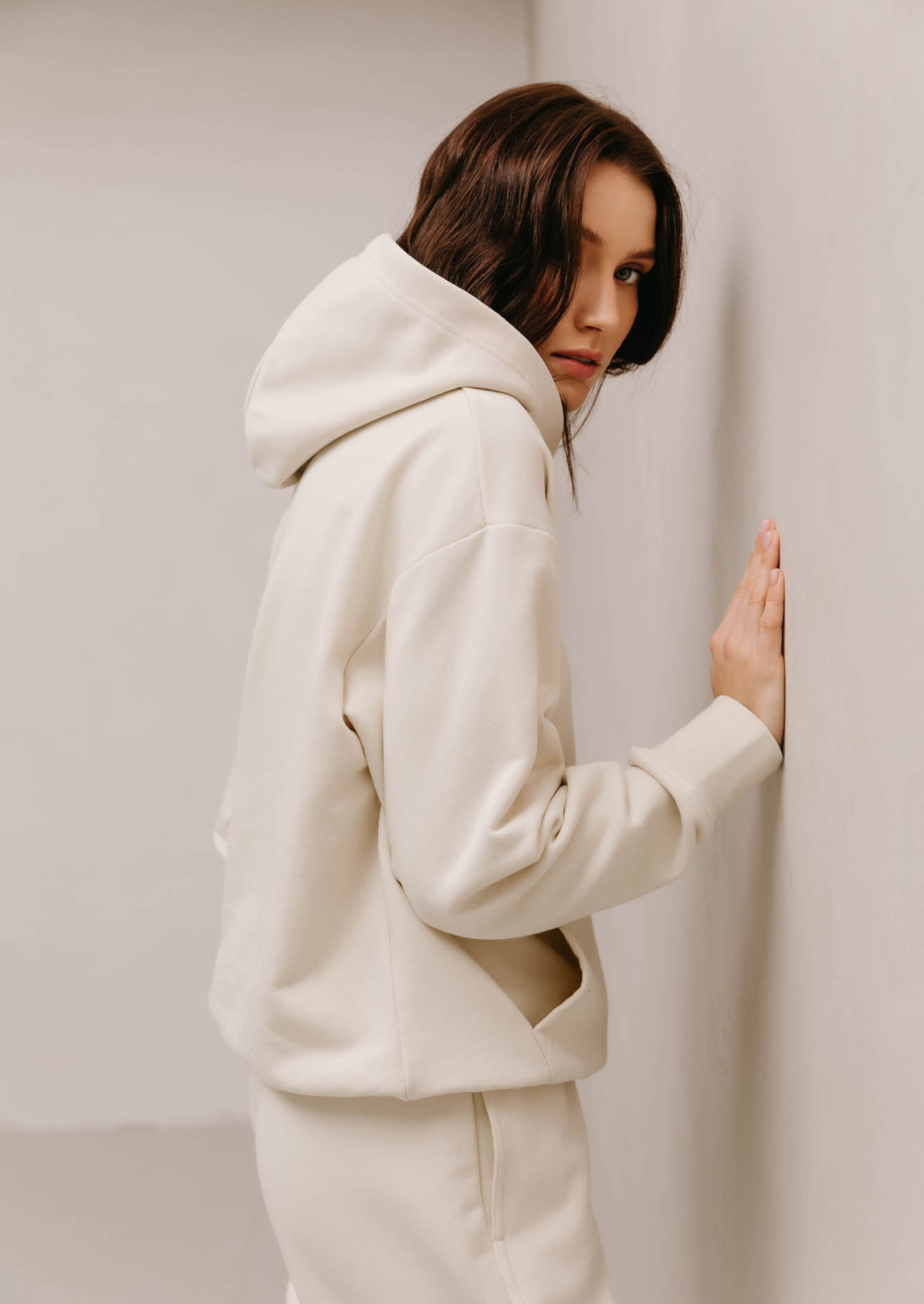 Natural color shortened three-thread hoodie